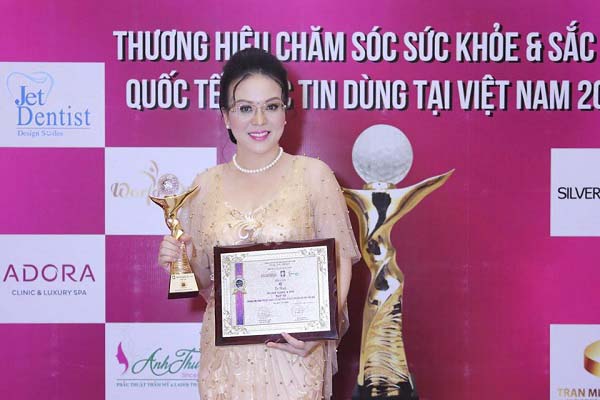 Bác sĩ Nguyễn Thị Khánh Huệ nhận giải Top Bông Hồng Quyền Lực