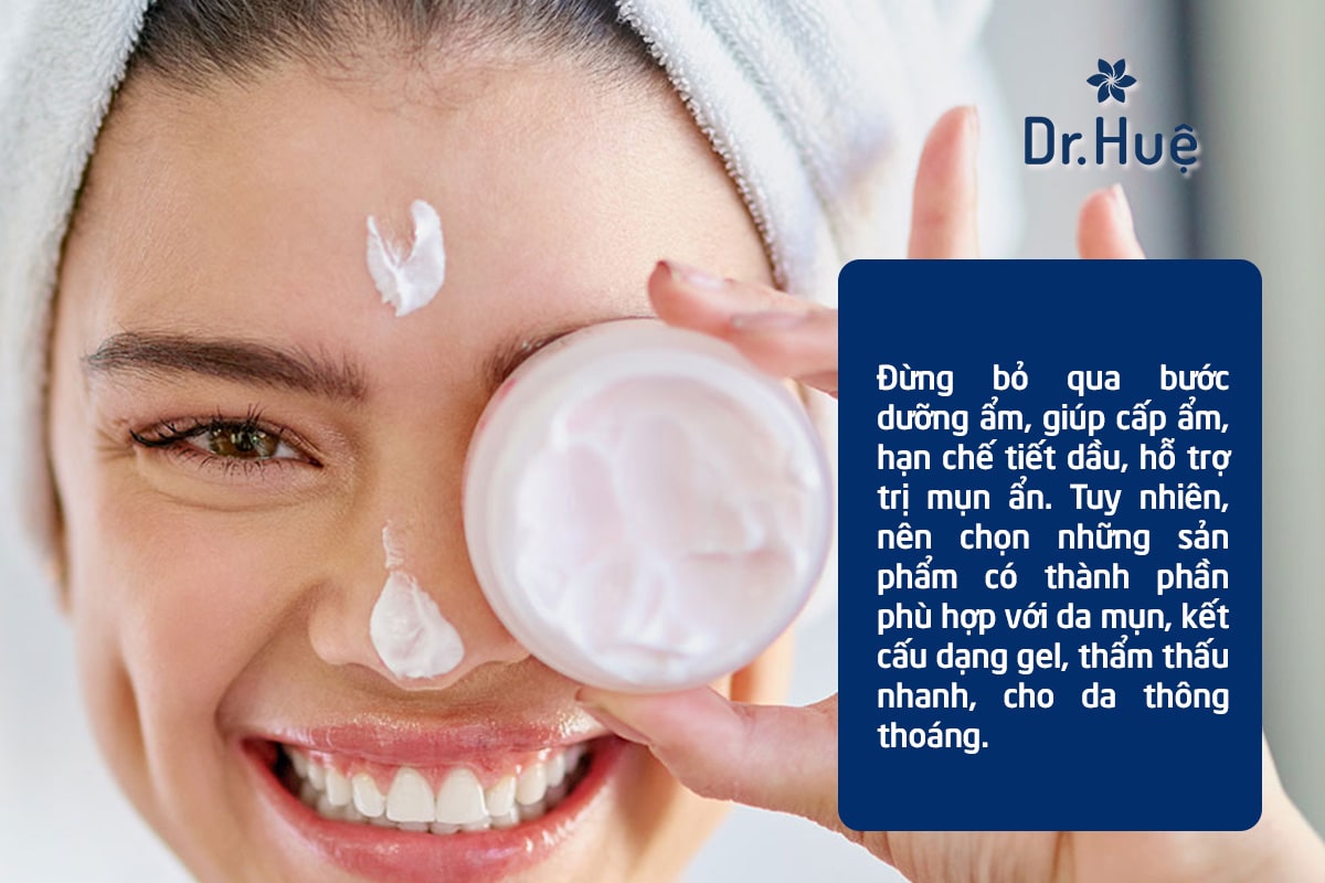 Đừng bỏ qua bước dưỡng ẩm trong quy trình skincare da bị mụn ẩn