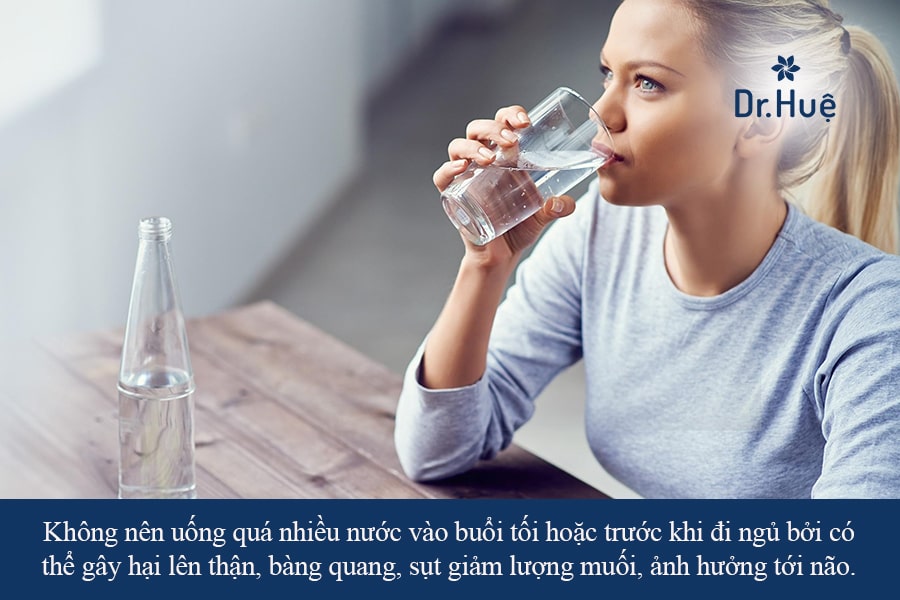 Uống nước nhiều vào buổi tối có tốt không?